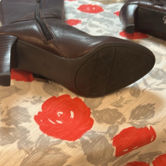 End of Season sale:
Etienne Aigner boots - Picture 6 of 7